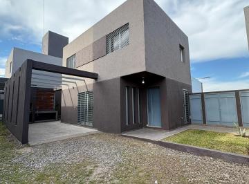 Casa · 120m² · 3 Ambientes · 2 Cocheras · Dos Dorm. - Apto Crédito - Complejo Cerrado - Cuesta Colorada