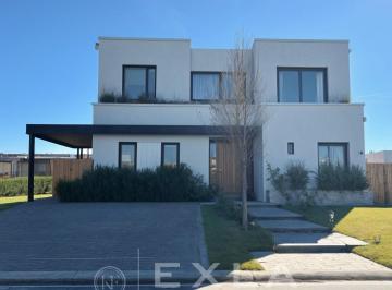 Casa · 310m² · 6 Ambientes · Casa Chalet en Venta en Carpinchos, Nordelta, Tigre