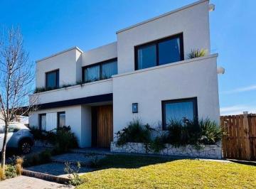 Casa · 310m² · 6 Ambientes · Casa Moderna en Venta en Carpinchos, Nordelta, Tigre