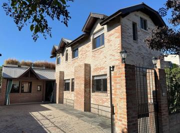 Casa · 193m² · 7 Ambientes · 2 Cocheras · Casa - Torcuato - 7 Ambientes - Jardin Piscina - Venta