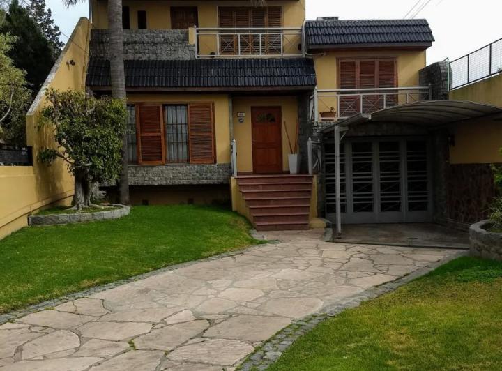 Casa · 262m² · 5 Ambientes · 4 Cocheras