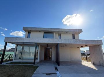 Casa · 201m² · 5 Ambientes · 4 Cocheras · Casa 5 Ambientes con Pileta y Lote Fondo Lago en Venta a Estrenar - Barrio Privado Magallanes Hudson
