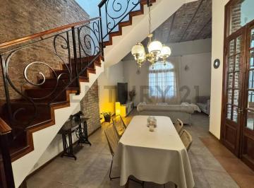 Casa · 97m² · 6 Ambientes · Alquiler Casa de Estilo en Alquiler | Gran Potencial Para Gastronomía, Oficinas o Vivienda | a Metro