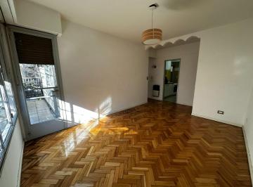Departamento · 60m² · 4 Ambientes · Alquiler 4 Amb. Al Frente con Balcón - Floresta