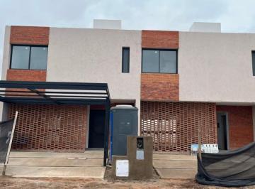 Casa · 133m² · 5 Ambientes · 2 Cocheras · Dúplex Excelente Calidad - Pampas de Manantiales - Entrega Julio 2026