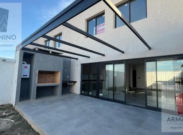 Casa · 133m² · 5 Ambientes · 2 Cocheras · Dúplex Excelente Calidad - Pampas de Manantiales - Entrega Julio 2026