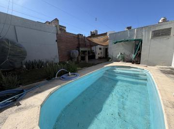 Casa · 252m² · 3 Dormitorios · 3 Cocheras · Juniors | Casa 3 Dorm. con Pileta y Cochera Para 3 Vehículos | Excelente Ubicación