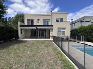 Casa · 242m² · 4 Ambientes · Oportunidad Casa en Venta 3 Dorm. Lote en Esquina en Sauces Nordelta
