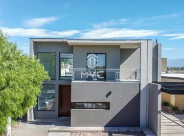 Casa · 366m² · 3 Dormitorios · 2 Cocheras · Casa a Estrenar en Barrio Privado Lomas de Russell, Maipu