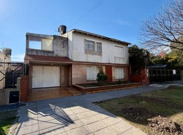 Casa · 218m² · 5 Ambientes · 1 Cochera · Casa 6 Ambientes Venta Lomas de Zamora
