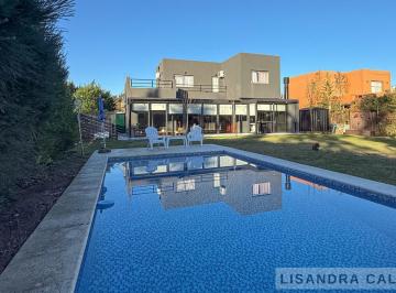 Casa · 294m² · 5 Ambientes · 2 Cocheras · Casa en Venta Lote Interno en Santa Teresa Villanueva