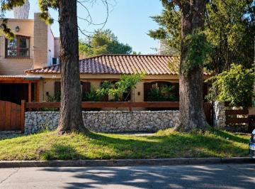 Casa · 300m² · 4 Ambientes · 2 Cocheras · Venta Casa 4 Ambientes Adrogue Patio Quinchopileta