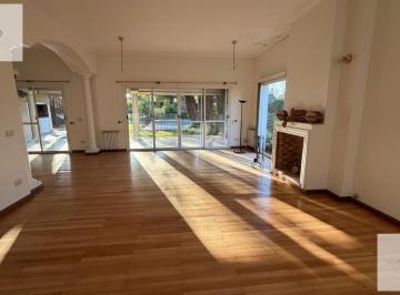 Casa · 297m² · 5 Ambientes · 5 Cocheras · Casa Para La Venta de 5 Ambientes en La Delfina