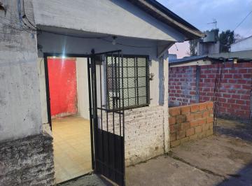 Casa en Alquiler de 3 ambientes Temperley · Casa con Amplio Terreno y Entrada de Vehículo