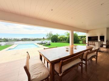 Casa · 260m² · 6 Ambientes · 6 Cocheras · Casa en Alquiler Anual de 6 Ambientes Al Agua en Canton Golf