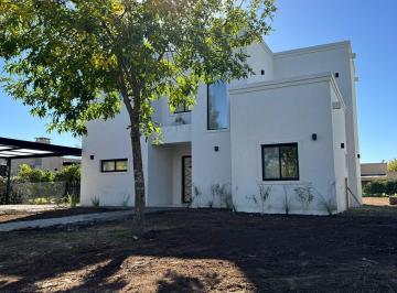 Casa · 180m² · 6 Ambientes · 6 Cocheras · Casa Venta a Estrenar en Lote Interno de 6 Ambientes en San Matias con Pileta y Excelente Ubicación