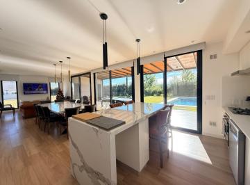 Casa · 220m² · 5 Ambientes · 6 Cocheras · Casa en Alquiler Anual con Muebles de 5 Ambientes en Puertos del Lago