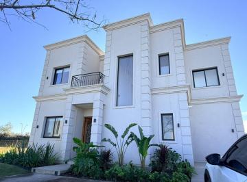 Casa · 220m² · 5 Ambientes · 6 Cocheras · Casa en Alquiler Anual con Muebles de 5 Ambientes en Puertos del Lago