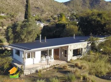 Casa de 7 ambientes, Alta Gracia · Casa de Categoría Frente Al Golf con Vistas Privilegiadas a Las Sierras
