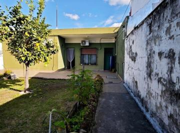 PH · 85m² · 3 Ambientes · PH en Venta 3 Ambientes Lomas del Mirador con Jardín y Parrilla
