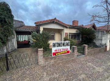 Casa de 4 ambientes, Morón · Chalet de 4 Ambientes, con Amplio Lote y Cochera Pasante, Fondo Libre.