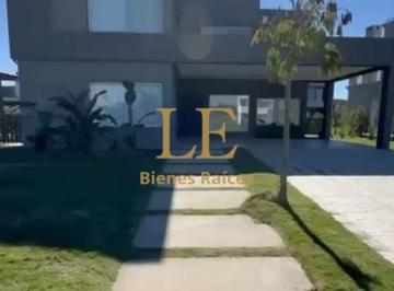 Casa · 270m² · 4 Ambientes · 6 Cocheras · Venta de Casa Puertos del Lago Acacias
