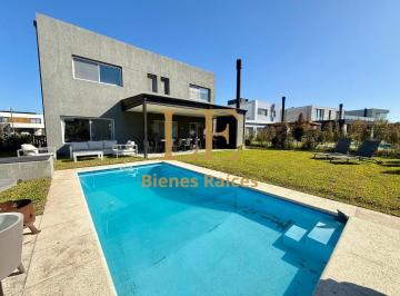 Casa · 270m² · 5 Ambientes · 6 Cocheras · Venta de Casa Puertos del Lago Acacias