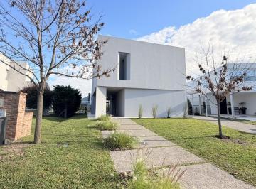 Casa · 275m² · 5 Ambientes · 2 Cocheras · Casa en Araucarias