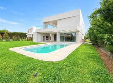 Casa · 275m² · 5 Ambientes · 2 Cocheras · Casa en Venta en Araucarias 6 Ambientes con Pileta Excelente Calidad Constructiva