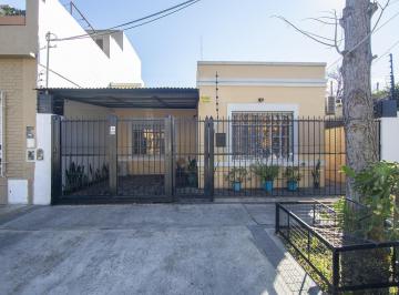 Casa · 88m² · 3 Ambientes · 1 Cochera · Casa en Venta de 3 Ambientes con Jardin y Cochera, Lote Propio