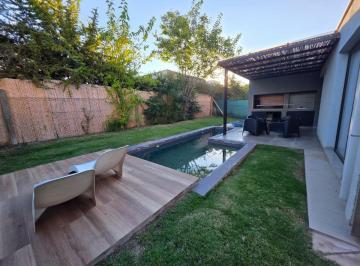 Casa de 6 ambientes, Carrodilla · Hermosa Casa en Barrio El Marquesado