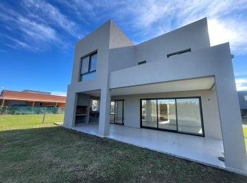 Casa · 165m² · 4 Ambientes · 1 Cochera · Casa Chalet en Alquiler en Vila Marina I, Villanueva, Tigre