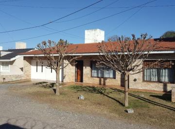 Casa de 5 ambientes, Córdoba · Casa de 450 m² con 3 Habitaciones en Venta en Argüello