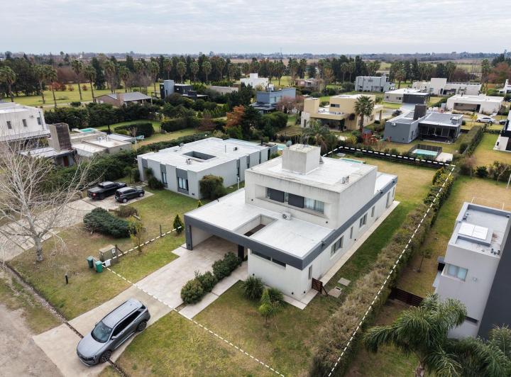 Casa · 350m² · 4 Dormitorios · 2 Cocheras