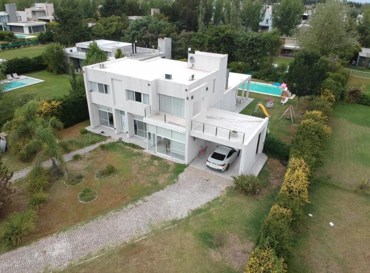 Casa · 450m² · 4 Dormitorios · 2 Cocheras
