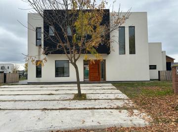 Casa · 170m² · 6 Ambientes · Venta Casa de 6 Ambientes en Haras de Santa Maria, Escobar