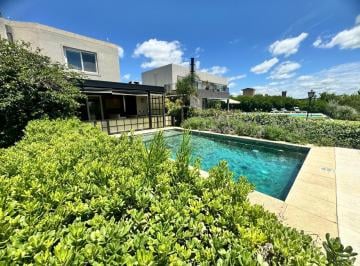 Casa · 315m² · 5 Ambientes · 6 Cocheras · Casa en El Canton - Islas con Vistas Al Golf y Al Agua de 5 Ambientes con Pileta