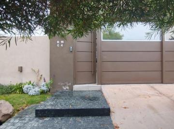 Casa · 257m² · 4 Dormitorios · Inmoestate Vende Exclusiva Casa en Barrio Privado La Bastilla, El Challao, Las Heras, Mendoza