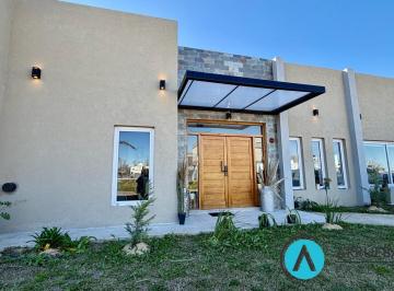 Casa · 200m² · 5 Ambientes · 6 Cocheras · Venta Excelente Casa en La Alameda