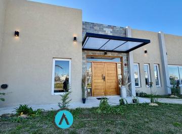 Casa · 200m² · 5 Ambientes · 6 Cocheras · Venta Excelente Casa en La Alameda