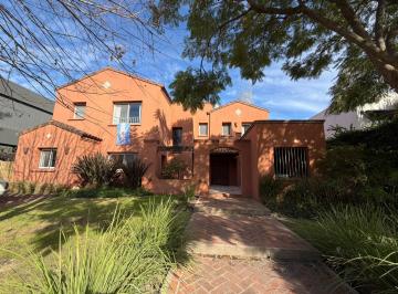 Casa · 385m² · 6 Ambientes · 1 Cochera · Casa en Venta en Santa Bárbara a La Laguna Central