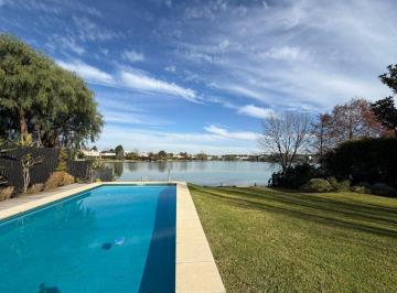 Casa · 385m² · 6 Ambientes · 1 Cochera · Casa en Venta en Santa Bárbara a La Laguna Central