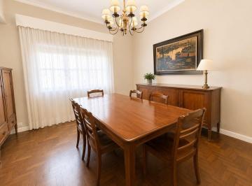 Casa · 270m² · 4 Ambientes · 1 Cochera · Venta Casa 4 Ambientes con Parque y Cochera en Banfield