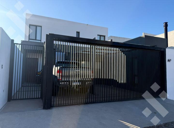 Casa · 144m² · 4 Ambientes · 2 Cocheras