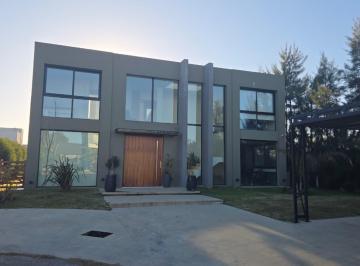 Casa · 350m² · 4 Ambientes · 1 Cochera · Casa en Golondrinas