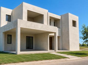 Casa · 218m² · 5 Ambientes · 4 Cocheras · Casa en Village Plaza
