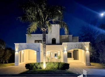 Casa · 367m² · 8 Ambientes · 4 Cocheras · Venta Casa 4 Dorm. con Jardín y Pileta Funes Hills Cadaques
