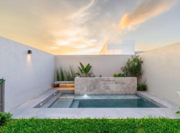 Casa · 260m² · 6 Ambientes · 2 Cocheras · Casa en Venta en La Luisita con 3 Dorm. en Suite y Pileta