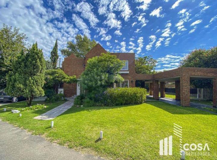 Casa · 378m² · 6 Ambientes · 3 Cocheras
