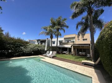 Casa · 204m² · 5 Ambientes · 2 Cocheras · Casa en San Isidro